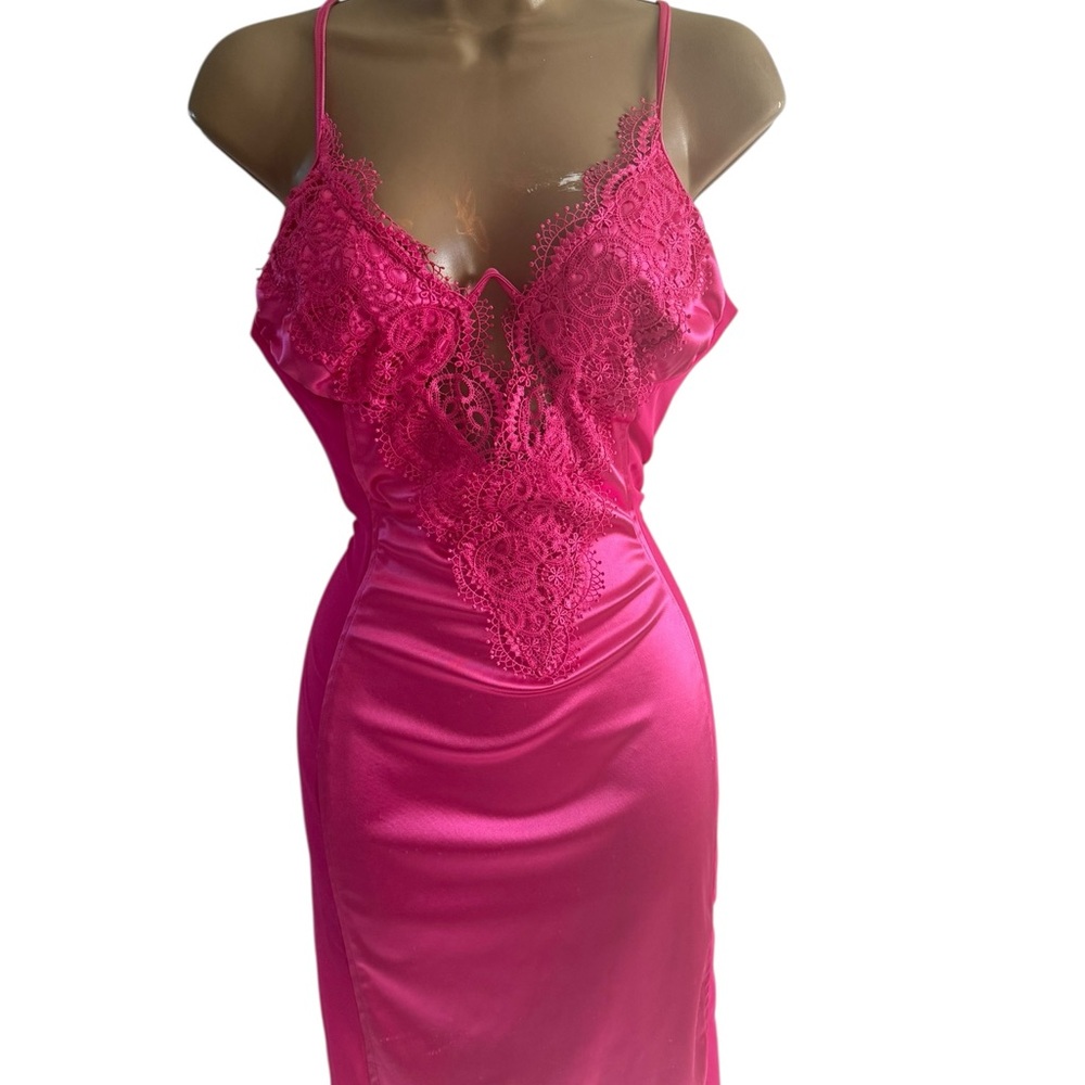 Bodyicon Fuchsia Lace Midi Dress